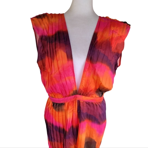 Pretty Little Things Pink Wave Print Pleated Shoulder Plunge Romper Size 12 NWT - Picture 4 of 9